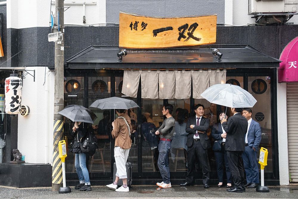 凄风苦雨也要排队吃拉面 ©陈育升/旅读